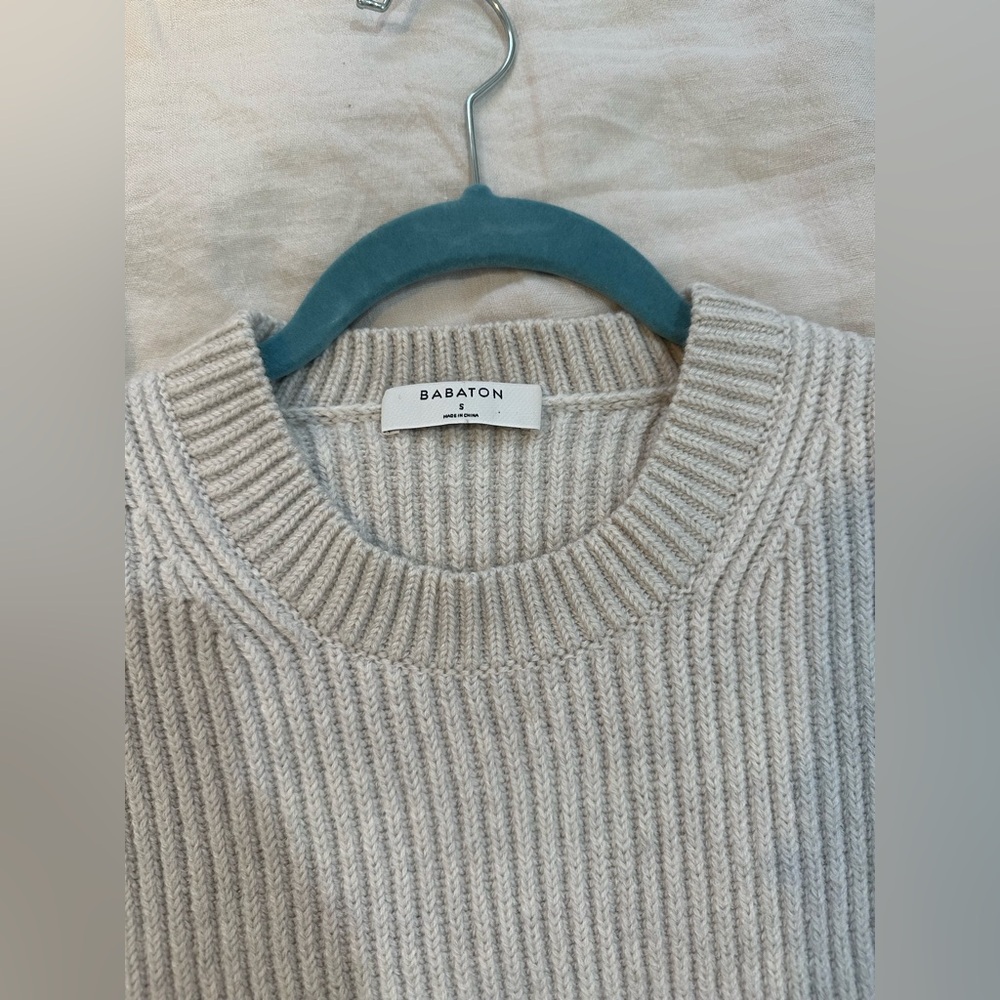 Aritzia Sweater
Lightly used 
Size small oversized